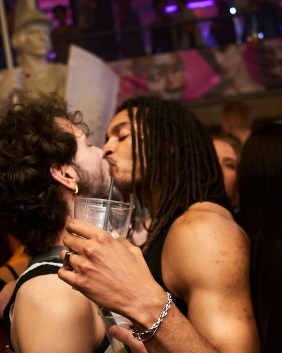 A kiss on the dancefloor